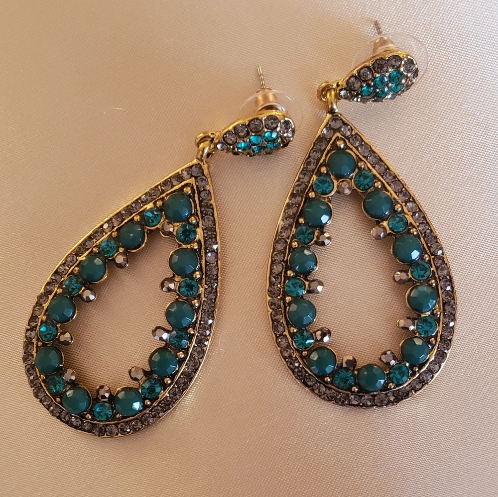 NEW, Stunning Pierced Earrings - Picture 3 of 3